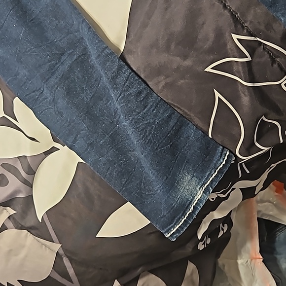 A pair of Size 27 Rock Revival skinny jeans - Picture 10 of 14